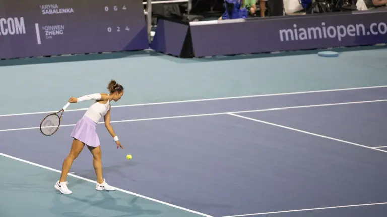 Zheng Qinwen au service pendant le tournoi de Miami 2025